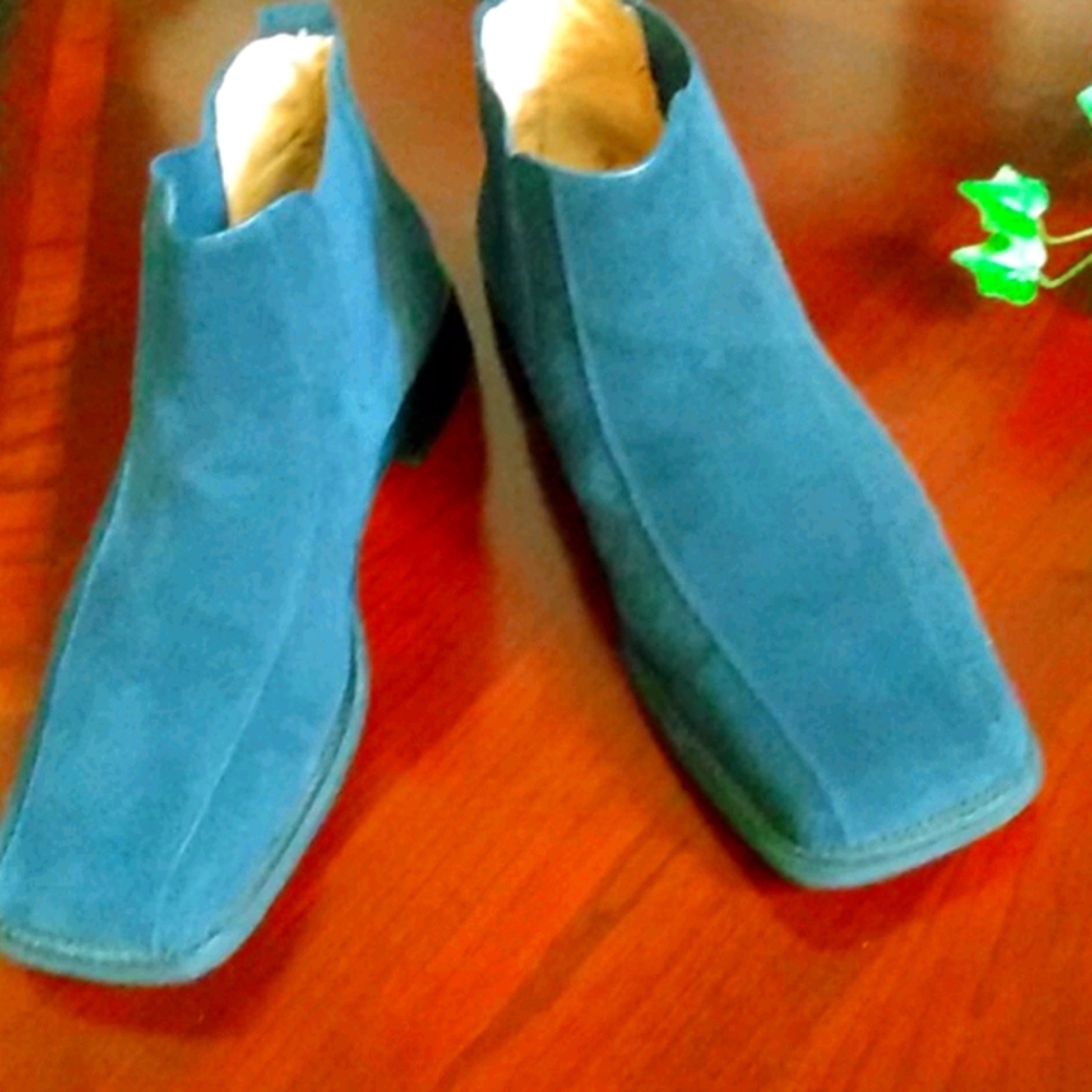 Very Elegant Navy Blue Shoe Boots Very Gently Used